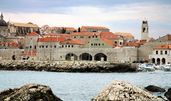 Der Stadthafen von Dubrovnik ist eine Anlage aus dem 15. Jahrhundert und liegt direkt an der Stadtmauer von Dubrovnik an der südkroatischen Küste der Adria. Der Stadthafen ist ein Teil der Altstadt von Dubrovnik.